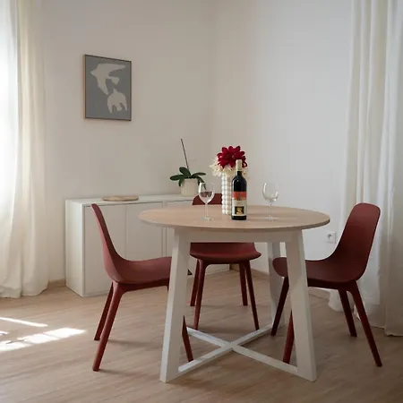 Calm&chic Near Main Train Station Apartment